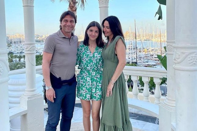 Vittoria Conte diapit kedua orang tuanya, Antonio dan Elisabetta (c) Instagram @antonioconte
