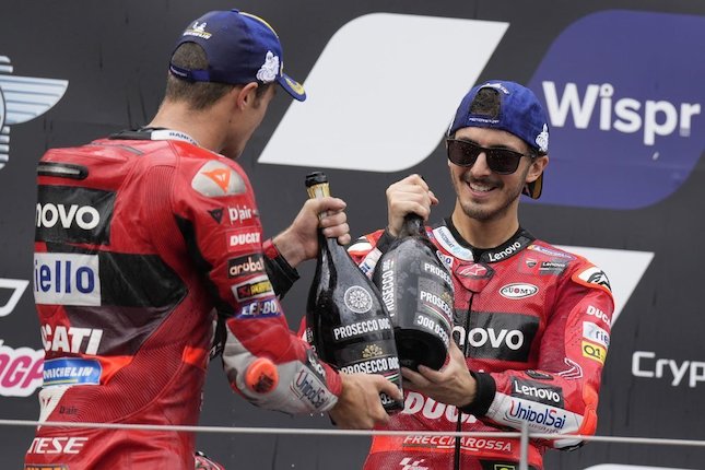 Casey Stoner Juga Kembali Beri Bantuan