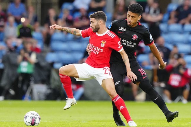 Pemain Benfica Rafa Silva berduel dengan pemain FC Midtjylland Evander Ferreira pada pertandingan leg kedua kualifikasi ronde ketiga Liga Champions 2022/2023, Rabu (10/8) dini hari WIB. (c) AP Photo