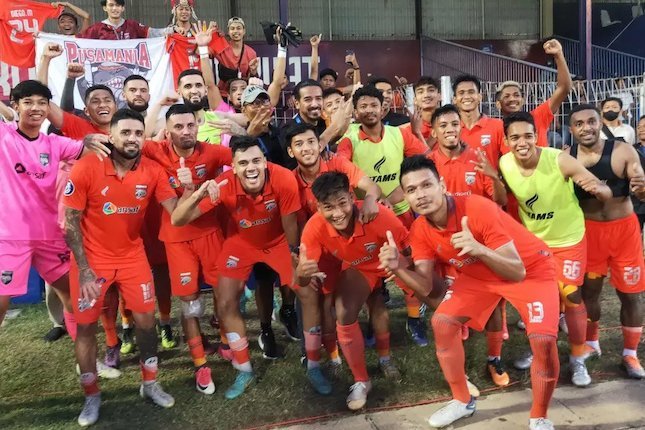 Pemain-pemain Borneo FC merayakan kemenangan bersama suporter mereka (c) Bola.com/Gatot Susetyo