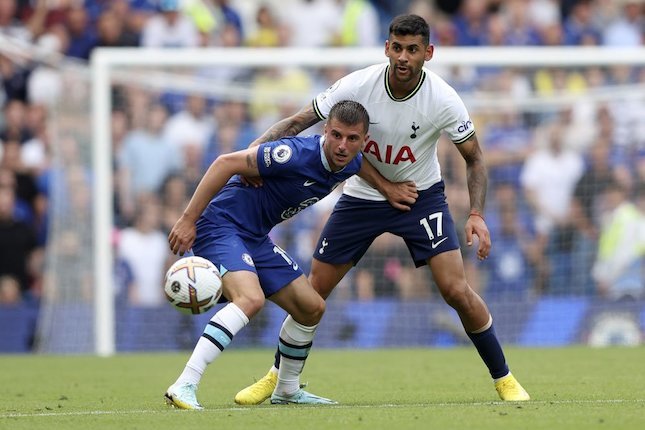 Cristian Romero mengawal Mason Mount di laga Chelsea vs Tottenham di laga pekan kedua Premier League 2022/2023 di Stamford Bridge, Minggu (14/08/2022) malam WIB. (c) AP Photo