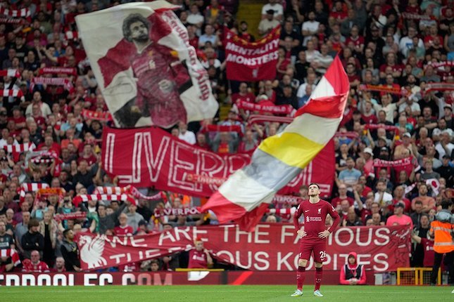 Fans Liverpool ketika mendukung The Reds bermain di Liga Inggris 2022-2023. (c) AP Photo