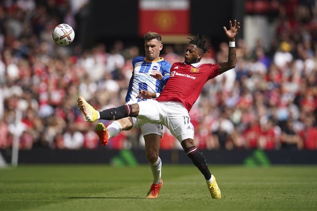 Fred berebut bola lawan Pascal Gross di laga Manchester United vs Brighton di pekan pertama Premier League 2022/2023 di Old Trafford, Minggu (07/08/2022) malam WIB. (c) AP Photo