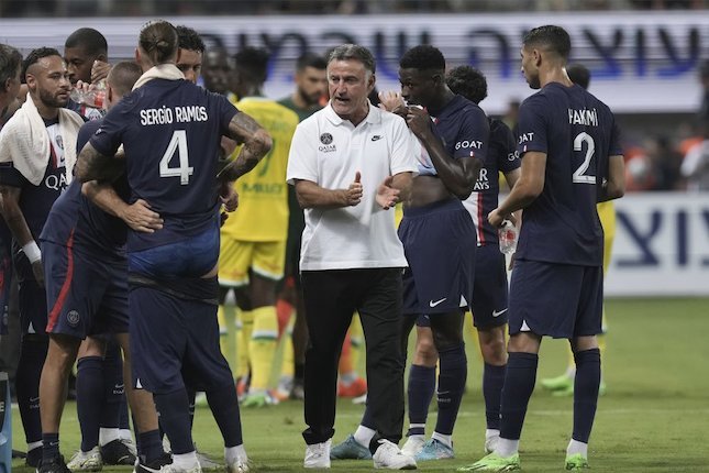 Pelatih PSG Christophe Galtier memberikan instruksi kepada para pemainnya saat melawan Nantes dalam pertandingan Piala Super Prancis 2022. (c) AP Photo