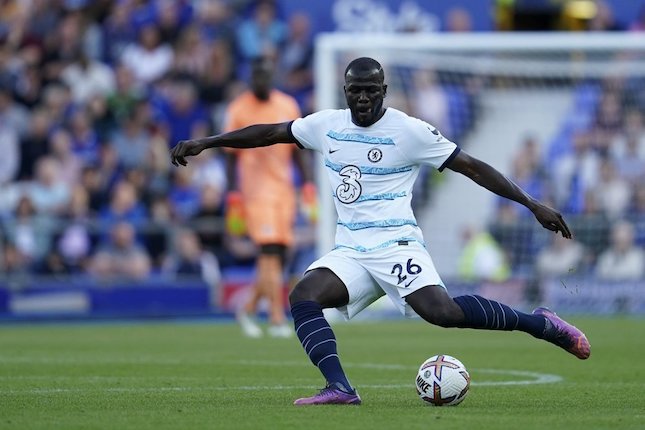 Aksi Kalidou Koulibaly pada duel melawan Everton di matchday pertama Premier League 2022/2022, Sabtu 6 Agustus 2022 (c) AP Photo