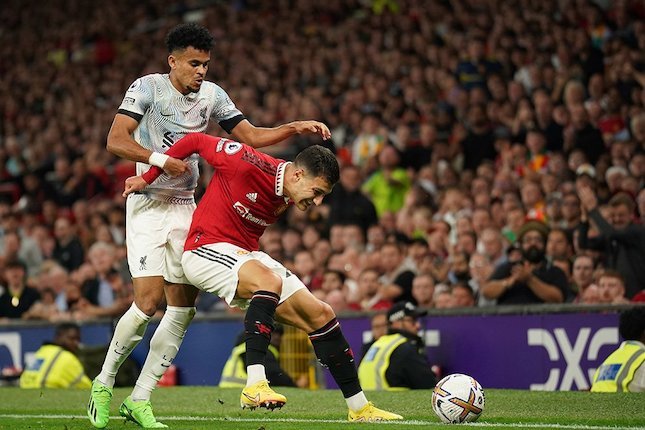 Luis Diaz dikawal ketat oleh Diogo Dalot di laga Manchester United vs Liverpool, Premier League 2022/23 (c) AP Photo
