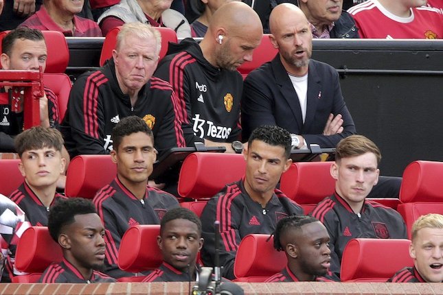 Raphael Varane dan Cristiano Ronaldo duduk di bangku cadangan pada laga MU vs Brighton (c) AP Photo