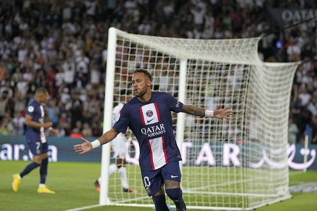 Selebrasi Neymar usai mencetak gol di laga PSG vs Montpellier di Parc des Princes, Minggu (14/08/2022). (c) AP Photo