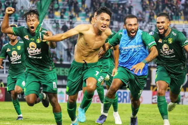 Pemain Persebaya Surabaya, Marselino Ferdinan merayakan gol bersama rekan-rekannya (c) Bola.com/Wahyu Pratama