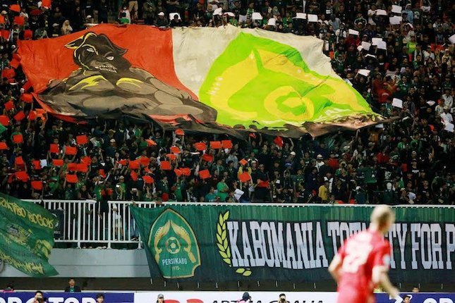 Suasana tribune dalam pertandingan Persikabo 1973 vs Persija Jakarta di BRI Liga 1 2022/2023 (c) Bola.net/M Iqbal Ichsan