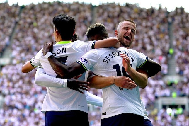 Para pemain Tottenham Hotspur merayakan gol Ryan Sessegnon ke gawang Southampton dalam partai Premier League, Sabtu (6/8/2022). (c) AP Photo