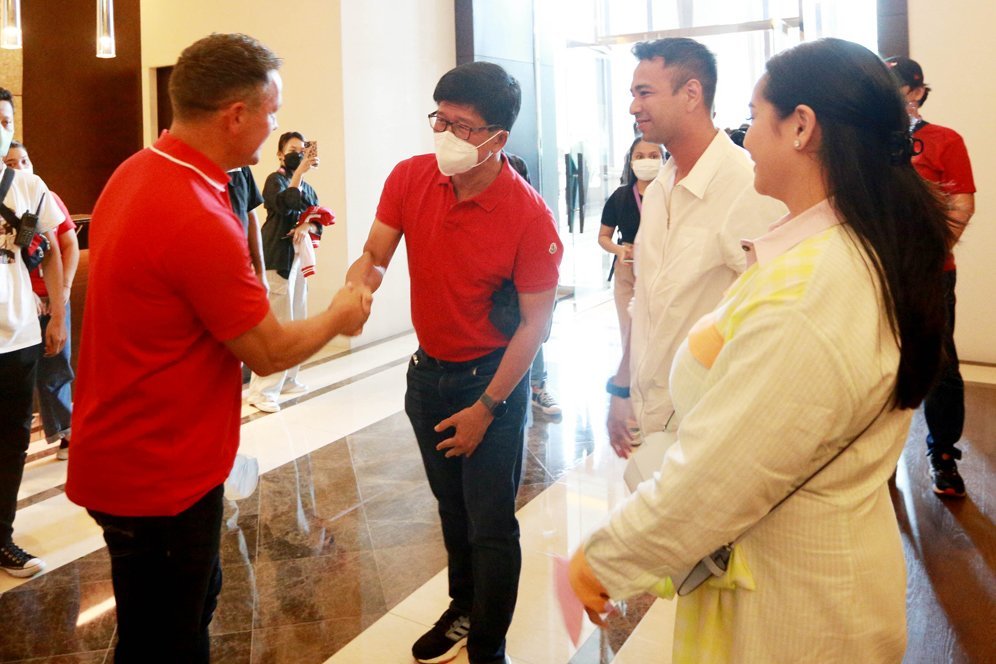 Raffi Ahmad dan Nagita Slavina Jumpa Michael Owen: Promosikan Paket Premier League di Vidio Raffi Ahmad dan Nagita Slavina Jumpa Michael Owen: Promosikan Paket Premier League di Vidio