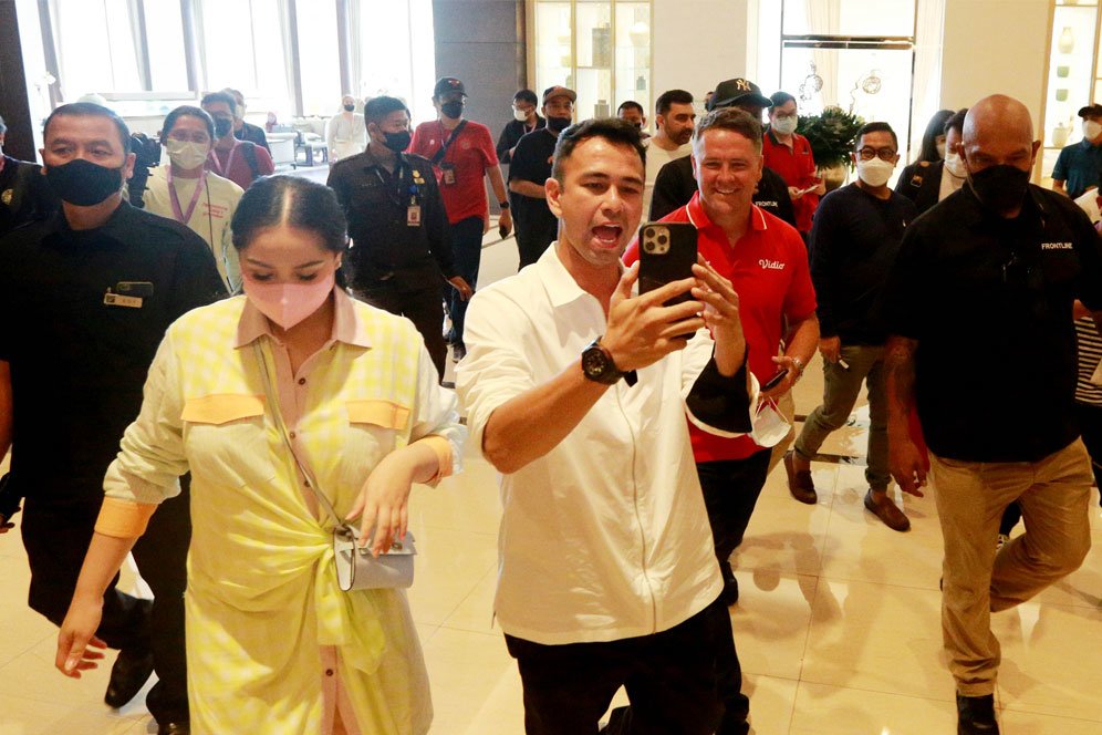 VIDEO: Raffi Ahmad dan Nagita Slavina Jemput Michael Owen dengan Rolls-Royce