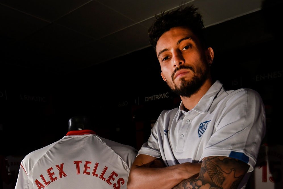 Tidak Dipermanenkan Sevilla, Alex Telles Merapat ke Turki?