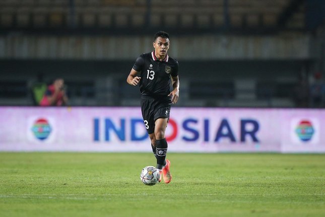 Aksi Rachmat Irianto pada laga uji coba FIFA Matchday antara Timnas Indonesia vs Curacao di Stadion GBLA, Sabtu (24/9/2022) malam WIB. (c) Bagaskara Lazuardi