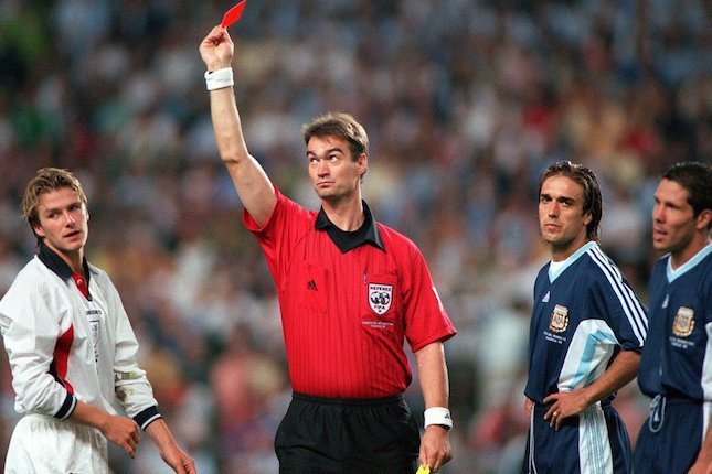 David Beckham menerima kartu merah di babak 16 besar Piala Dunia 1998 saat Inggris berhadapan dengan Argentina (c) FIFA