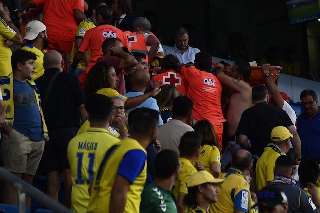 Fans mendapat perawatan medis pada laga Cadiz vs Barcelona di pekan ke-5 La Liga 2022/2023 (c) AP Photo