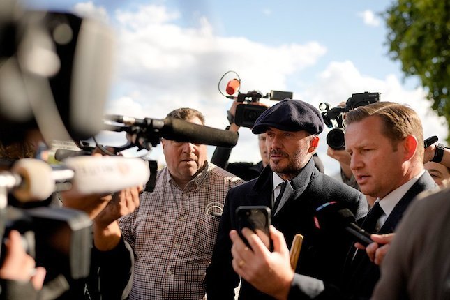 David Beckham (tengah) di tengah kerumunan rakyat Inggris dalam antrean penghormatan untuk mendiang Ratu Elizabeth II (c) AP Photo