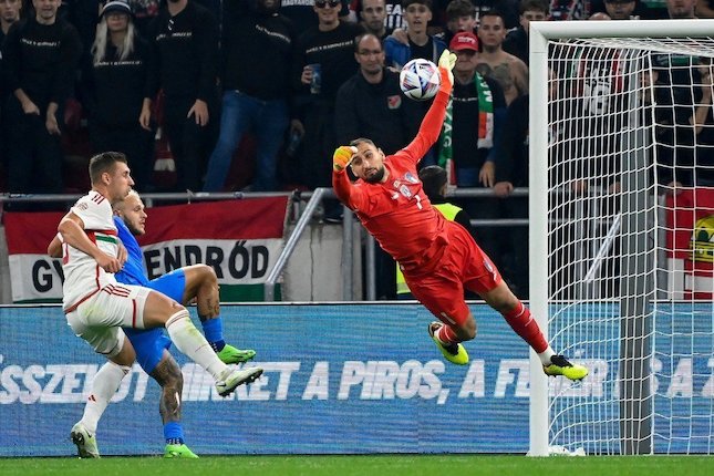 Aksi Gianluigi Donnarumma dalam laga UEFA Nations League 2022/2023 Hungaria vs Italia, Selasa (27/9/2022) (c) MTI via AP Photo