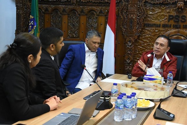 Ketum PSSI, Mochamad Iriawan (kanan) berdiskusi dengan perwakilan FIFA terkait Piala Dunia U-20 2023 (c) AP Photo