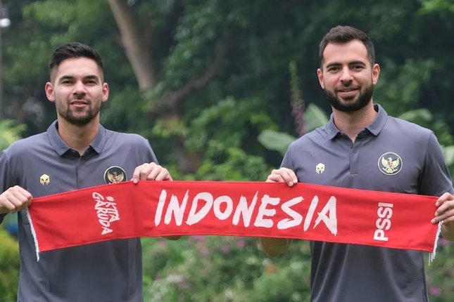 Dua calon pemain naturalisasi Timnas Indonesia, Sandy Walsh (kiri) dan Jordi Amat (kanan) (c) PSSI