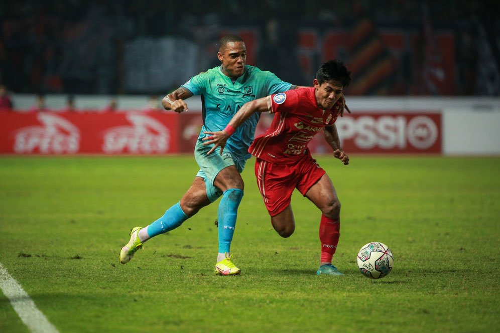 Firza Andika Rela 'Bermusuhan' dengan Temannya di Laga Persib vs Persija Firza Andika Rela 'Bermusuhan' dengan Temannya di Laga Persib vs Persija