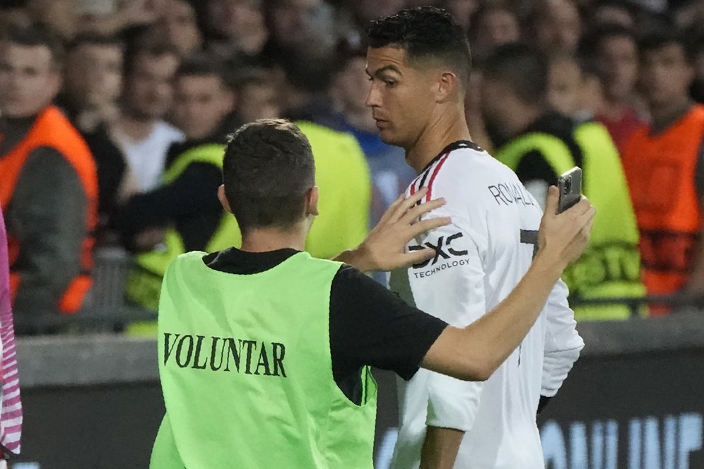 Cristiano Ronaldo Menolak Diajak Selfie Seorang Fans pada Laga Melawan Sheriff Tiraspol