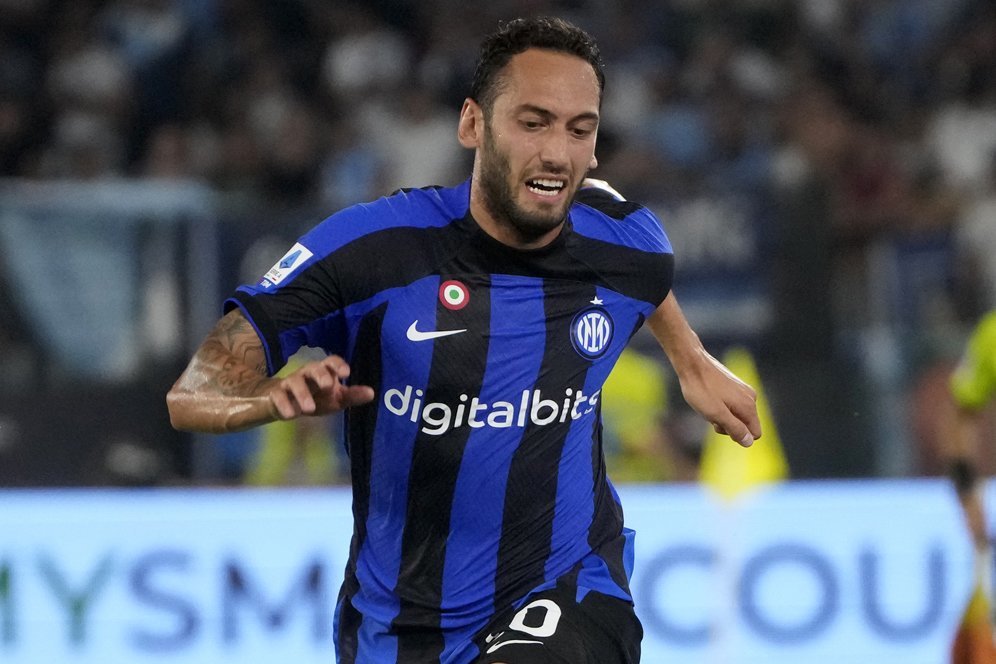 Hakan Calhanoglu tak Salami Theo Hernandez di Laga Derby, Dendam Perayaan Scudetto?