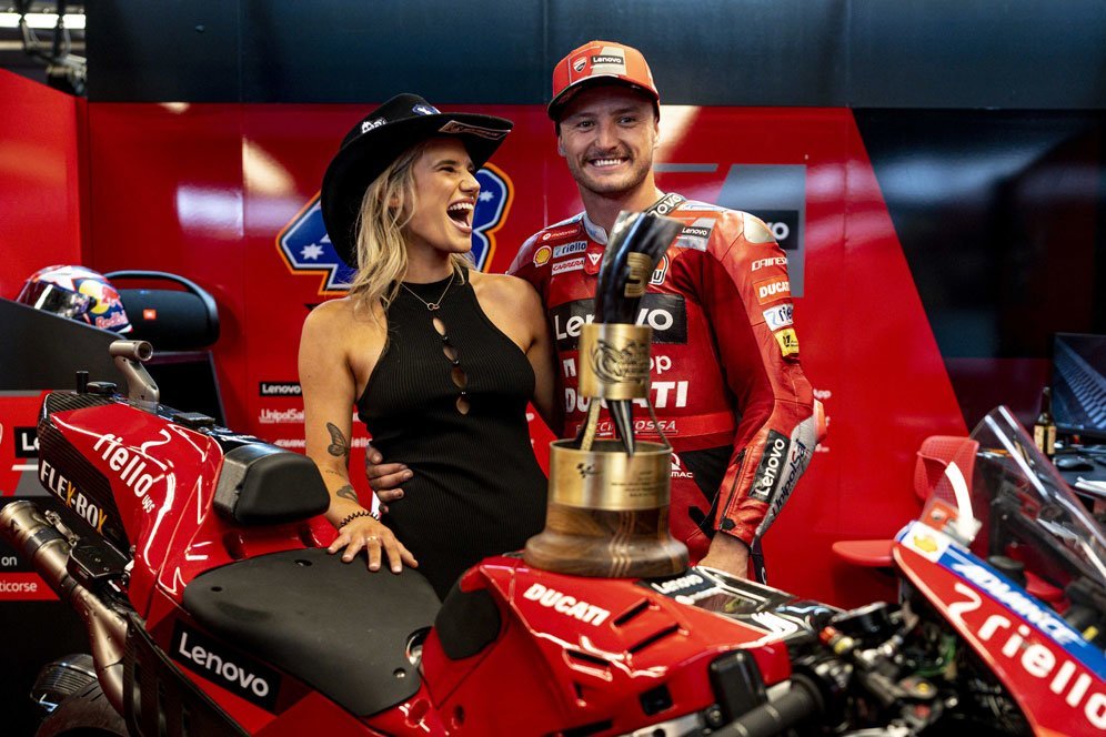 Ruby Adriana Mau, Sosok Cantik di Balik Kemenangan Jack Miller di MotoGP Jepang Ruby Adriana Mau, Sosok Cantik di Balik Kemenangan Jack Miller di MotoGP Jepang
