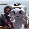 Hari Kedua di Surabaya, La'eeb Si Maskot Piala Dunia Mampir ke Pantai Kenjeran