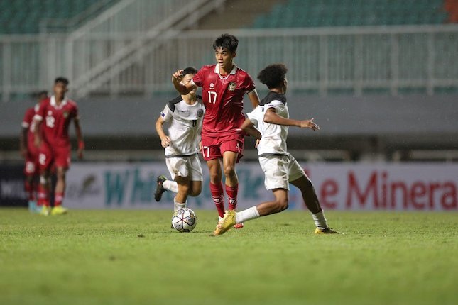 Duel Timnas Indonesia -17 vs Guam U-17 di laga Grup B Kualifikasi Piala Asia U-17 2023 di Stadion Pakansari, Bogor, Senin (03/10/2022) malam WIB. (c) Bola.net/Bagaskara Lazuardi