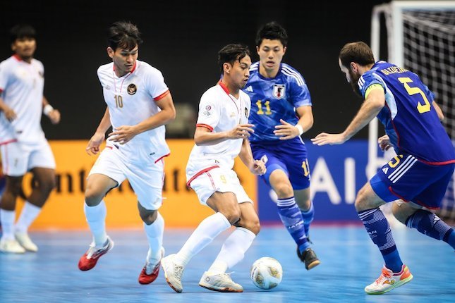 Duel antara Jepang vs Indonesia di perempat final Piala Asia Futsal 2022 di Saad Al Abdullah Hall, Kuwait City, Selasa (04/10/2022) petang WIB.  (c) 2022 Asian Football Confederation (AFC)