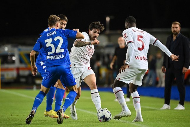 Sandro Tonali coba mengontrol bola di laga Empoli vs AC milan, Serie A 2022/23 (c) AP Photo