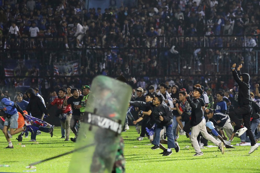 Kemanusiaan di Atas Segalanya! Jurnalis, Pemain hingga Manajer Arema FC Ikut Bantu Korban Tragedi Kanjuruhan