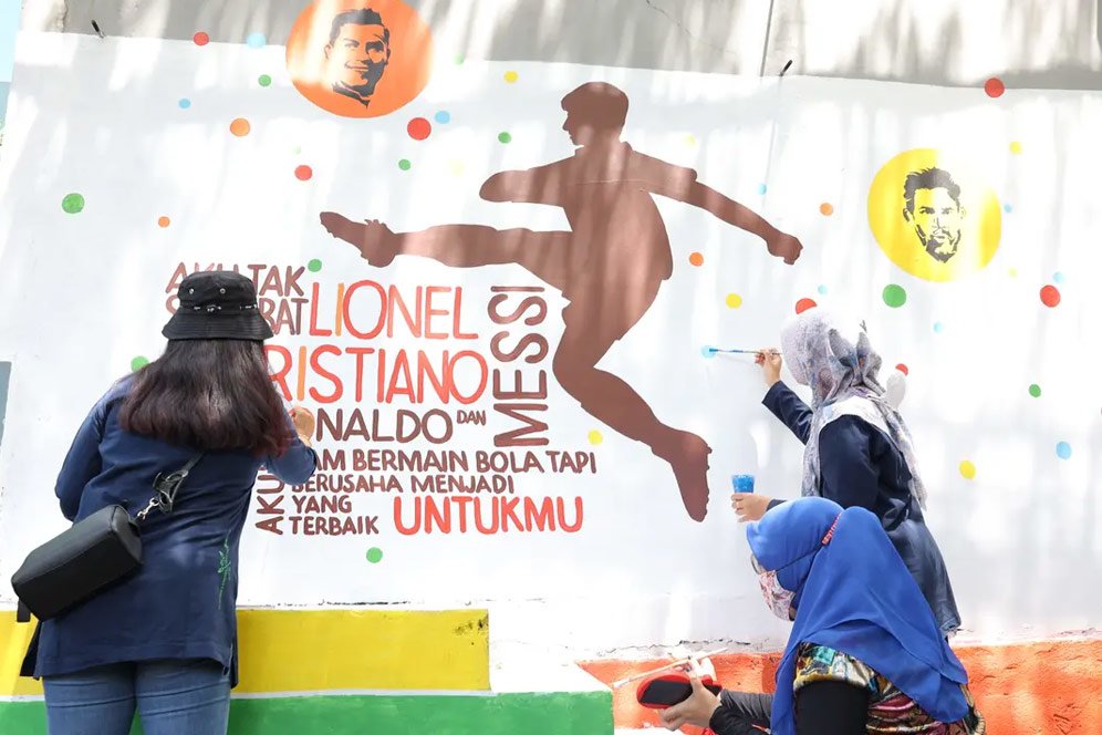 Melihat Keseruan Warga Depok Gotong Royong Menghias Kampung Bucin Piala Dunia 2022