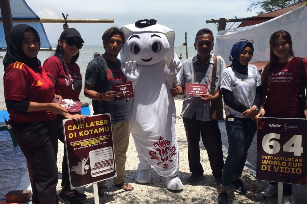 Hari Kedua di Surabaya, La'eeb Si Maskot Piala Dunia Mampir ke Pantai Kenjeran
