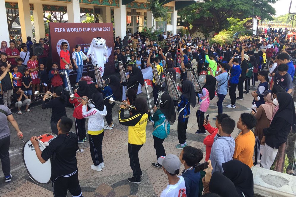Maskot Piala Dunia 2022 La'eeb dan Marching Band FKPPI Banjarmasin Meriahkan CFD Menara Pandang Maskot Piala Dunia 2022 La'eeb dan Marching Band FKPPI Banjarmasin Meriahkan CFD Menara Pandang