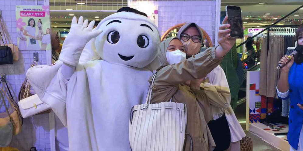 Pengunjung Tunjungan Plaza Surabaya meminta selfie bersama Laeeb (c) SCM