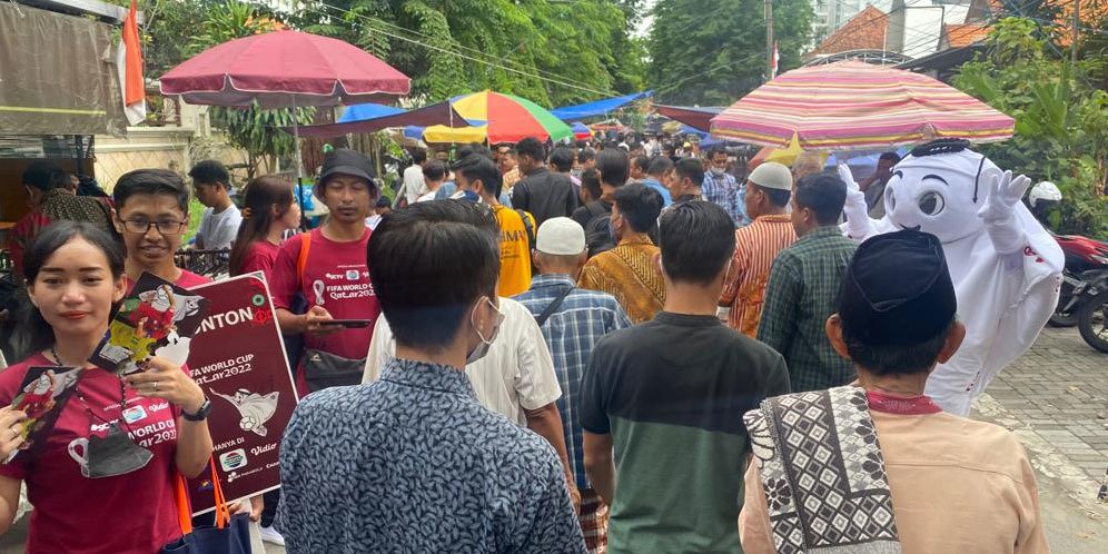 Maskot Piala Dunia 2022, Laeeb mengunjungi Masjid Al Falah Surabaya, Jumat (21/10/2022) (c) SCM