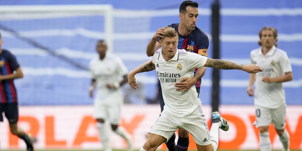 Duel Toni Kroos dan Sergio Busquets pada laga Real Madrid vs Barcelona di pekan ke-9 La Liga 2022/2023 (c) AP Photo