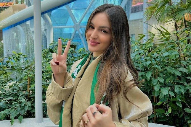 Gaya Asyik Suporter Cantik Jeniver Challita Saat Dukung Arab Saudi di Piala Dunia 2022 Gaya Asyik Suporter Cantik Jeniver Challita Saat Dukung Arab Saudi di Piala Dunia 2022