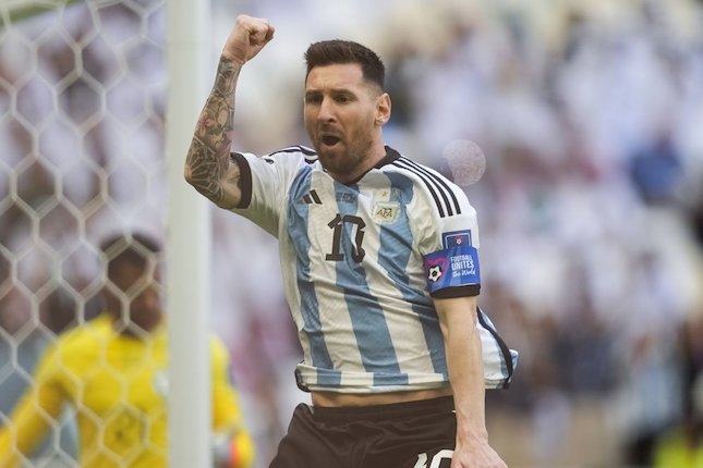 Kapten Timnas Argentina merayakan golnya ke gawang Arab Saudi, Selasa (22/11/2022) (c) AP Photo/Jorge Saenz