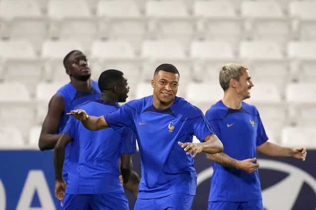 Kylian Mbappe, Antoine Griezmann, Ousmane Dembele (Prancis)