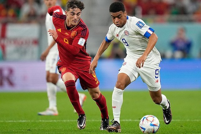 Pablo Gavi berebut bola dengan pemain lawan di laga Spanyol vs Kosta Rika, Piala Dunia 2022 (c) AP Photo/Pavel Golovkin