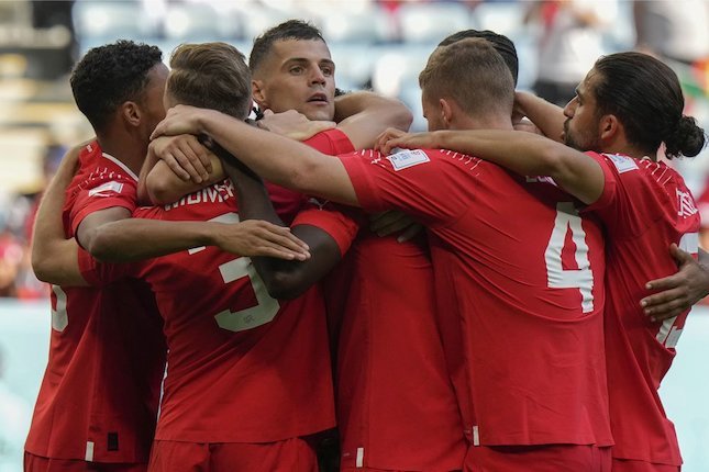 Timnas Swiss merayakan gol Breel Embolo ke gawang Kamerun, Kamis (24/11/2022) (c) AP Photo/Luca Bruno