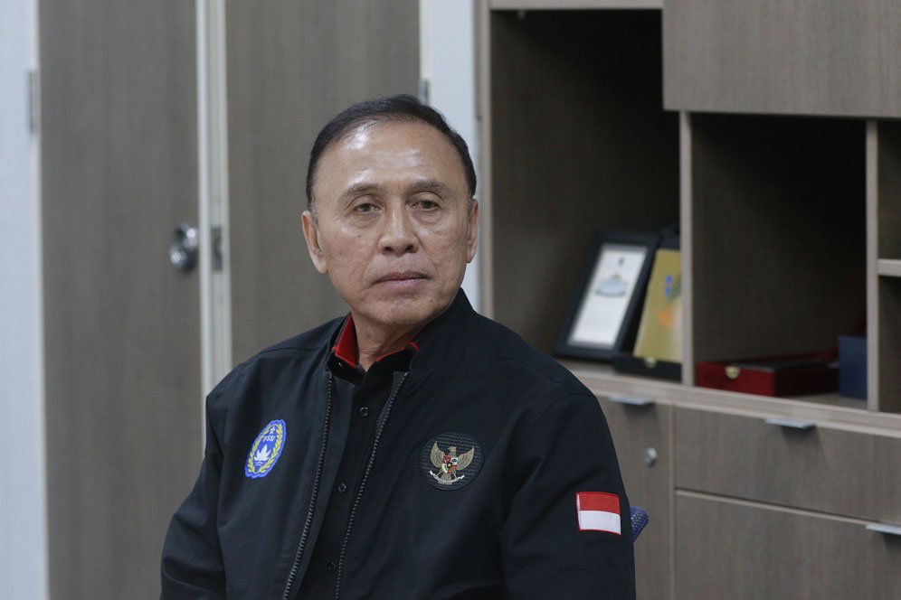 Kembali Diperiksa Penyidik Polda Jatim, Ketum PSSI Serahkan Dokumen Pendukung