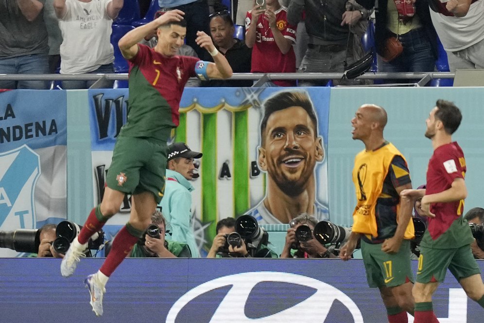 Momen Cristiano Ronaldo Siuuu di Hadapan 'Lionel Messi' yang Tertawa dan Mata Berbinar-binar