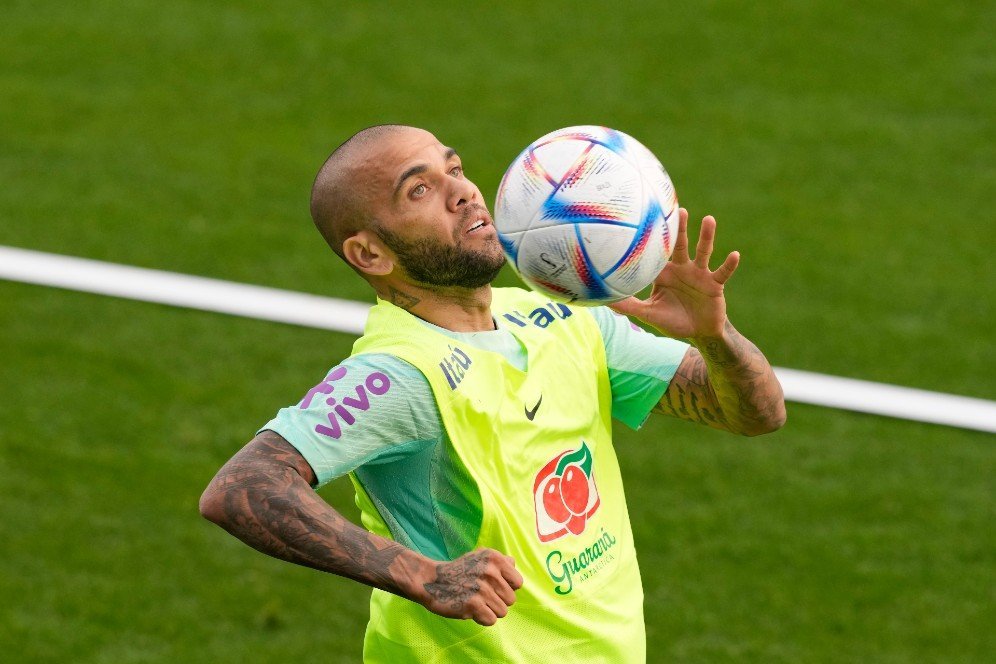 Jelang Laga Kontra Kamerun, Dani Alves Jadi Kapten Tertua Timnas Brasil di Sejarah Piala Dunia