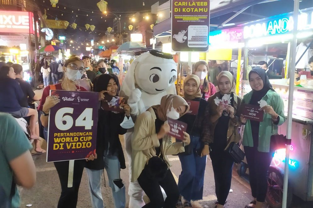 La'eeb, Si Maskot Piala Dunia 2022 Nikmati Serunya Suasana Malam di Tangerang & Surabaya