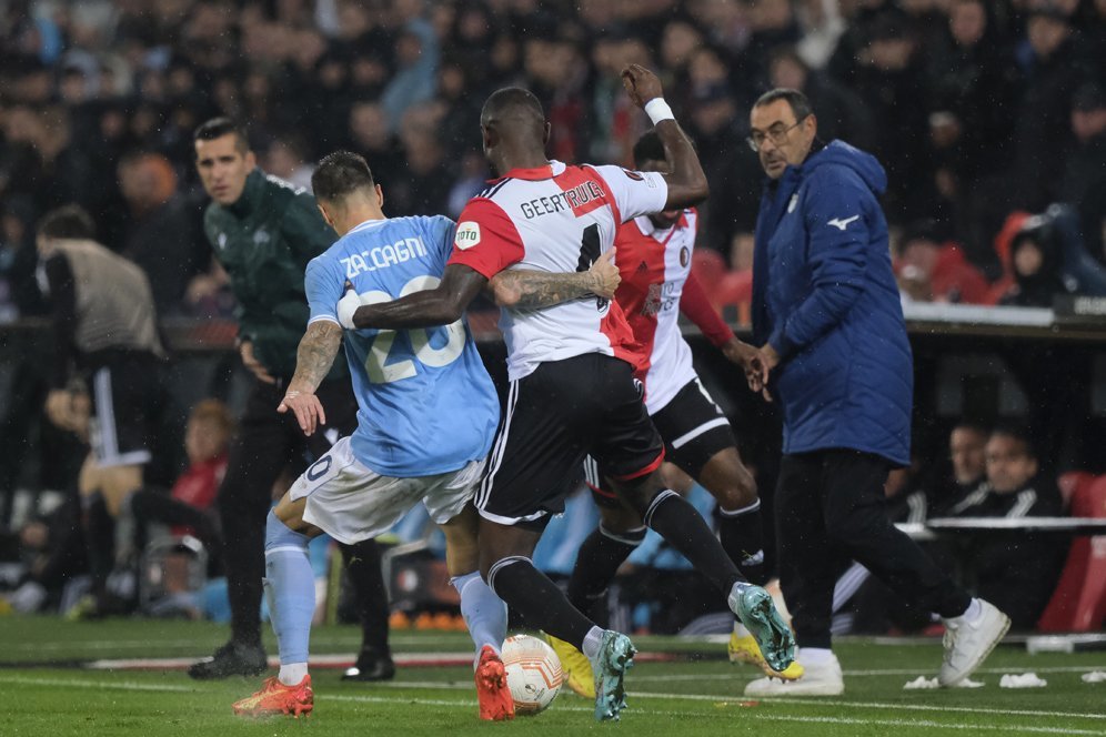Liga Europa: Pelatih Lazio Mengaku Dilempari Air Kencing Oleh Fans Feyenoord Liga Europa: Pelatih Lazio Mengaku Dilempari Air Kencing Oleh Fans Feyenoord